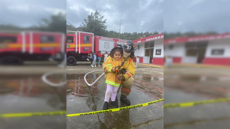 Bomberos de Zitácuaro enseñan el oficio a niños  