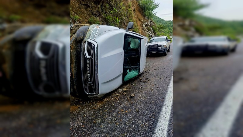 Vuelca camioneta e impacta paredón, en la Siglo 21 