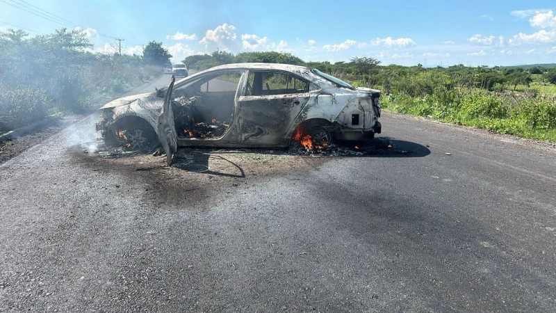 Prenden fuego a un vehículo y bloquean la carretera Zináparo-Villa Morelos