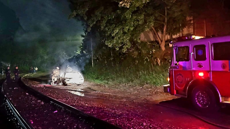 Incendian un taxi en Uruapan