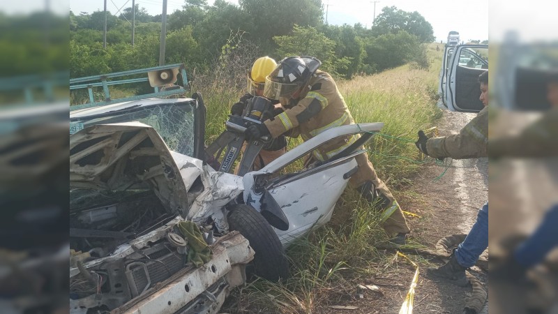 Un muerto y una herida, tras choque, en la Apatzingán-Buenavista  