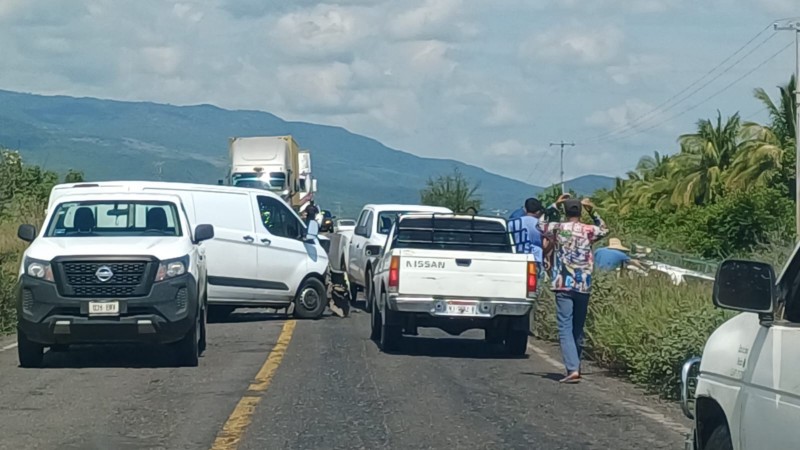 Un muerto y una herida, tras choque, en la Apatzingán-Buenavista  