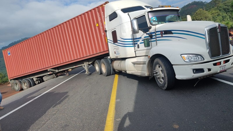 Tras accidente de tráiler, queda bloqueada la Siglo 21 