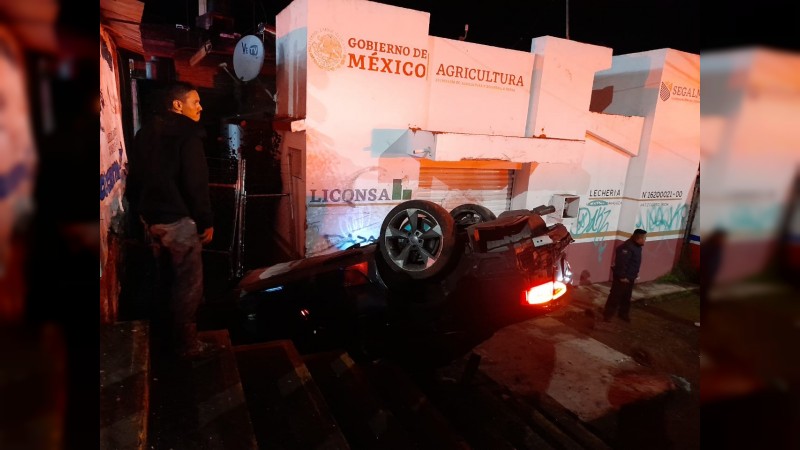 Rescatan a mujer atrapada tras volcadura de auto  