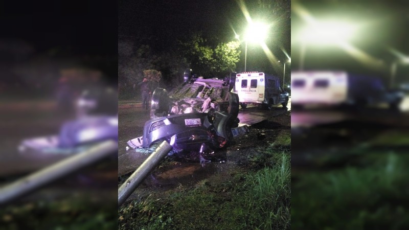 Dos heridos tras volcadura de auto, en Zitácuaro  