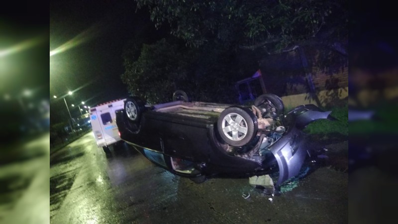 Dos heridos tras volcadura de auto, en Zitácuaro  