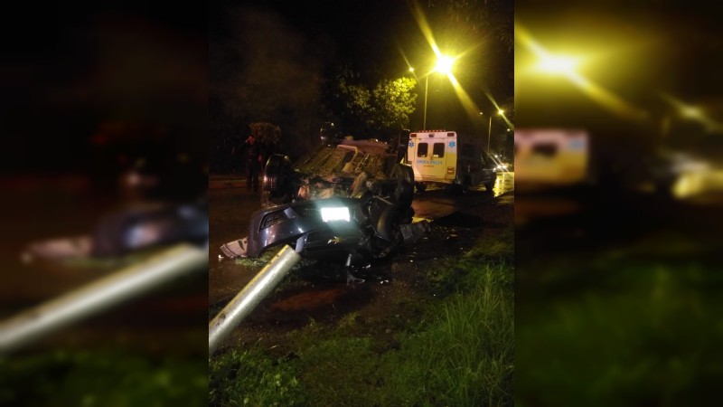 Dos heridos tras volcadura de auto, en Zitácuaro  