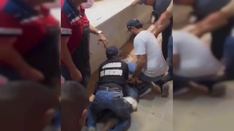 Sujeto ataca a otro con cuchillo al interior de mercado, en Apatzingán 