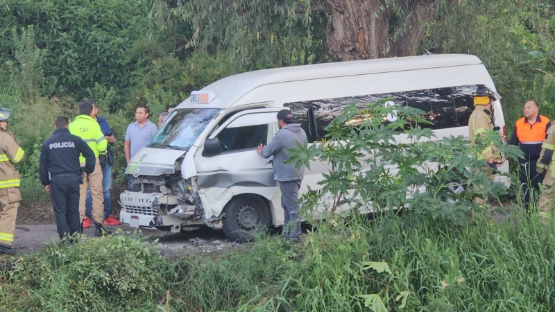 Morelia: choque entre combi y taxi, deja 2 heridos 