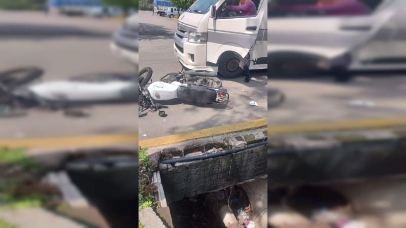 Impacta combi a motociclista y cae a una alcantarilla, en Morelia