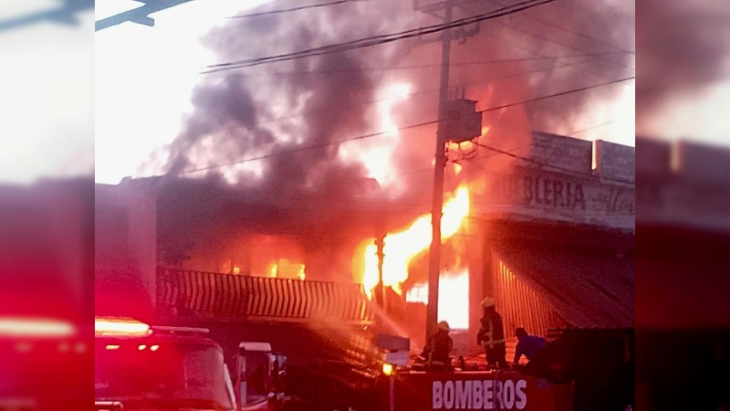 Incendio en mercado deLázaro Cárdenas afectó una zapatería y una bodega