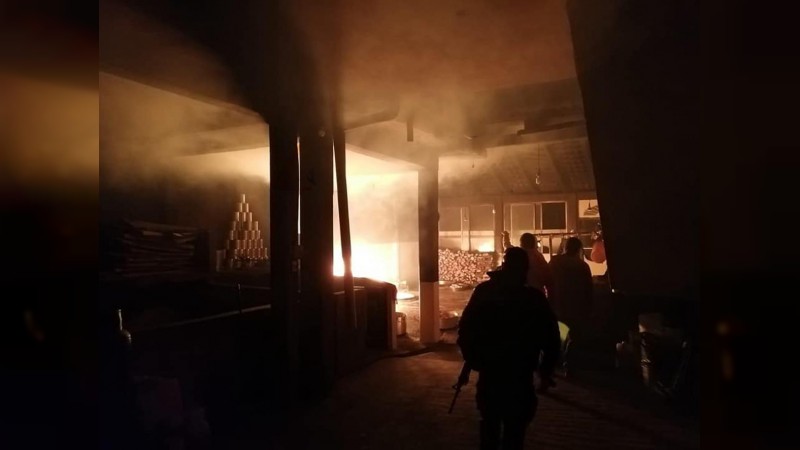 Se incendia local de elaboración de carnitas, en Quiroga 