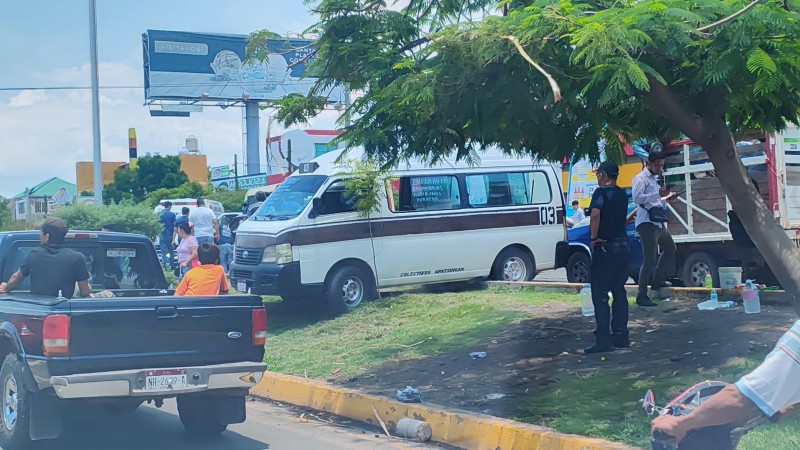 Aparatosa carambola deja cuantiosos daños, en Apatzingán  