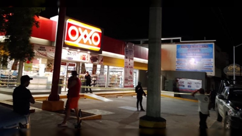 Matan a tiros a joven afuera de un Oxxo, en Aquila 