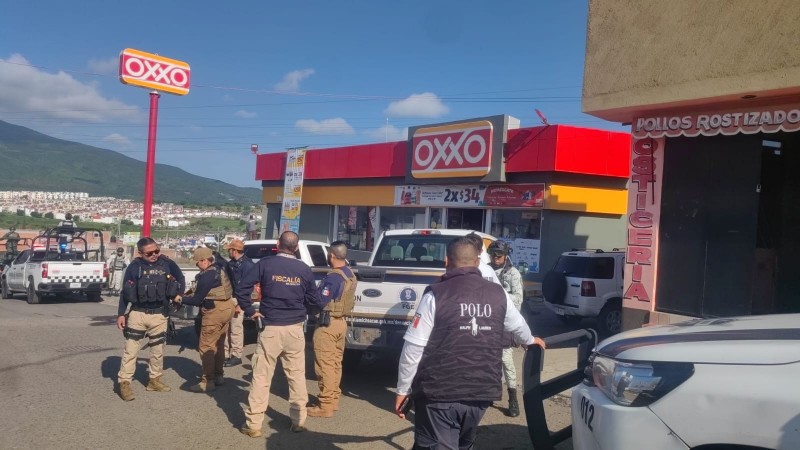 Sujetos incendian Oxxo, en Tarímbaro 