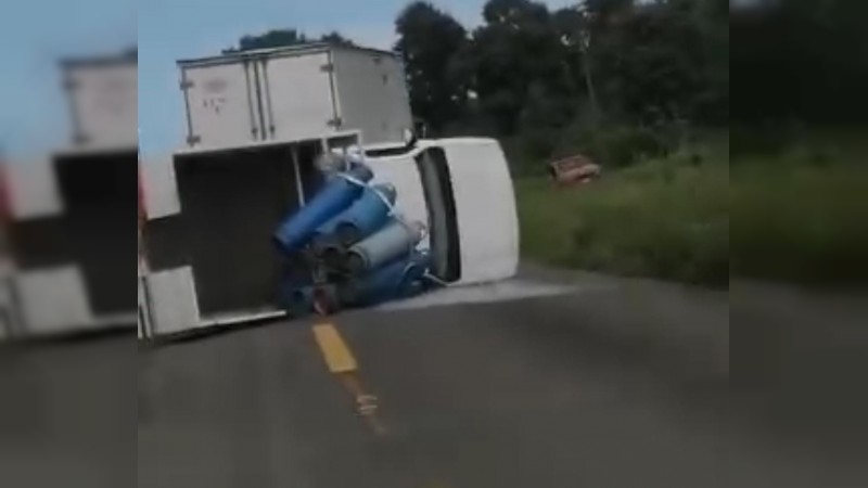 Vuelca camioneta cargada con tanques de gas, en Zacapu 