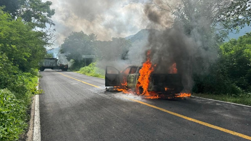 Comando ataca a mando policial y sus escoltas, en Apatzingán 