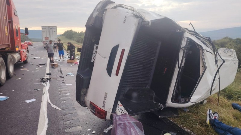 Volcadura en la autopista de Occidente deja un muerto 