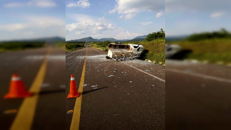 Vuelca camioneta en la Siglo XXI, el conductor está lesionado