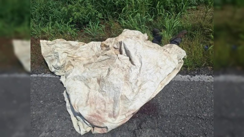 Tiran cadáver de hombre, en la carretera Apatzingán-Buenavista 