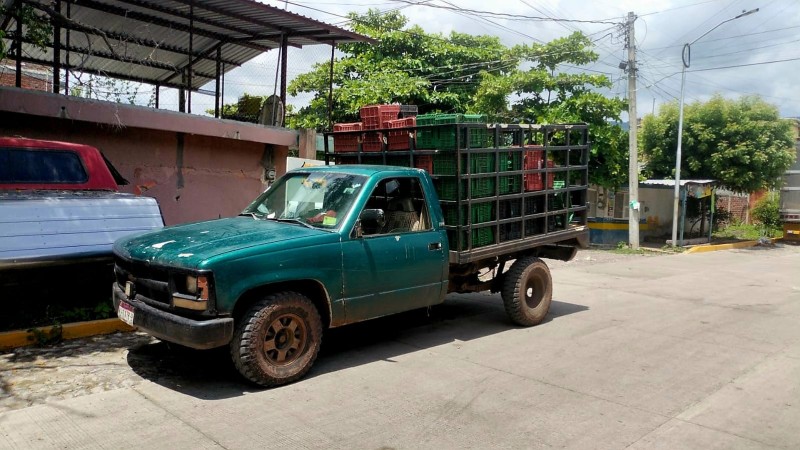 Camioneta choca motocicleta, en Apatzingán; madre e hijo quedaron lesionados 