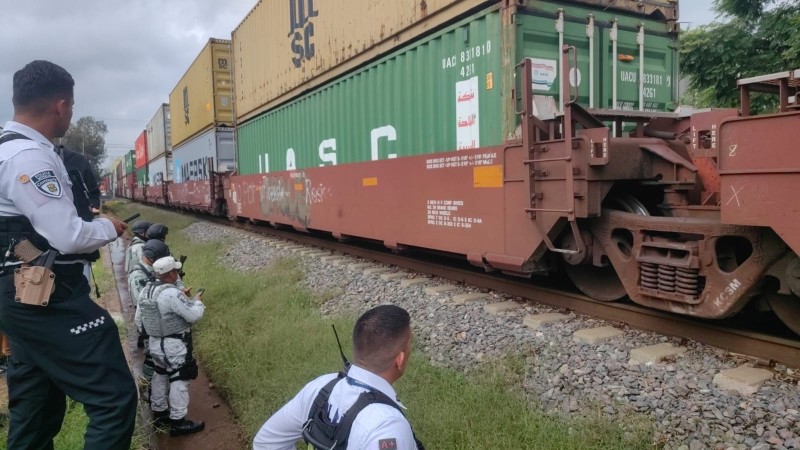 Encapuchados roban llantas de un contenedor ferroviario, en Morelia 