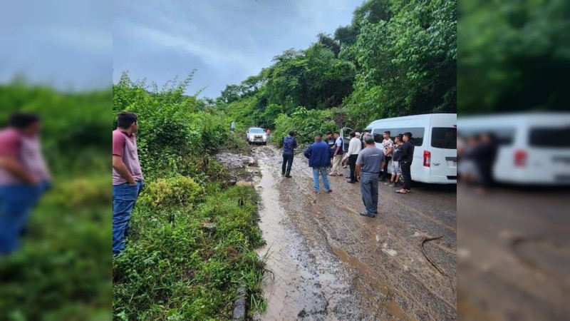 Derrumbe provoca cierre de la carretera Tzitzio-Limón de Papatzindán  