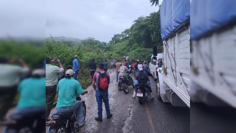 Derrumbe provoca cierre de la carretera Tzitzio-Limón de Papatzindán  