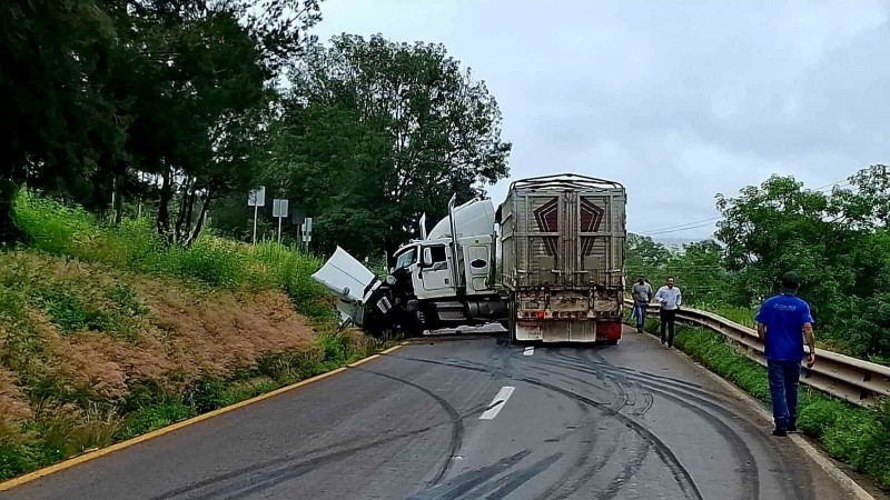 Se accidenta camión, en la Pátzcuaro-Morelia; un herido 