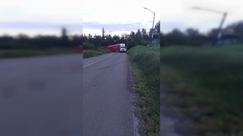 Tráiler se ladea y obstruye vialidad, en Morelia 