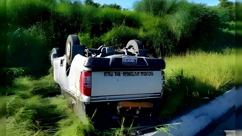 Vuelca carroza fúnebre con todo y difunto, en la Siglo 21