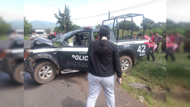 Diez heridos, tras choque de patrulla con camioneta de transporte, en Tangancícuaro 