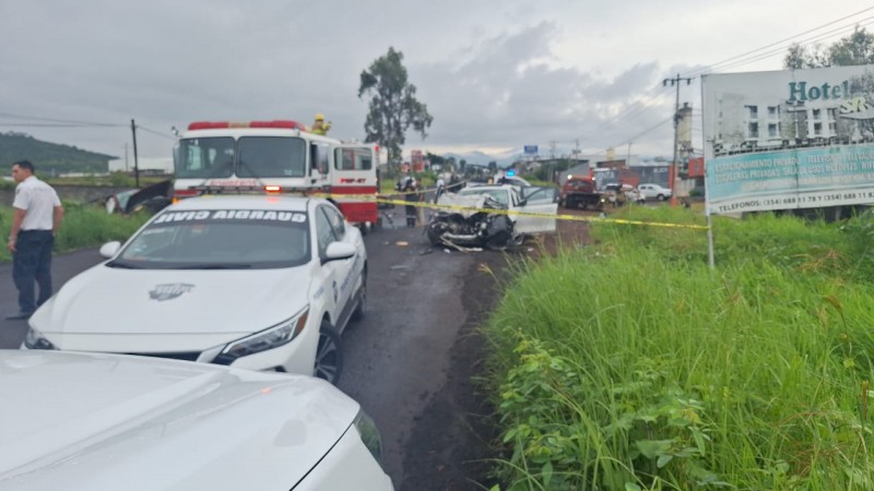 Choque en la Peribán-Los Reyes deja un muerto y un herido