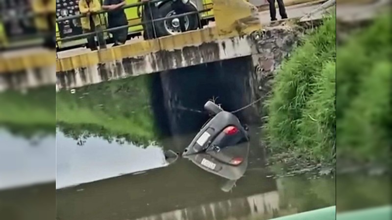 Cae vehículo a un canal en Morelia, sus 3 tripulantes resultaron lesionados