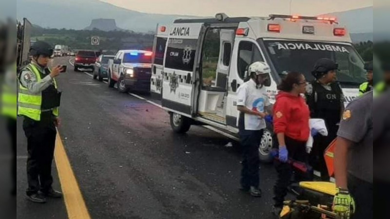 Muere un hombre al chocar contra un poste en la Morelia-Salamanca