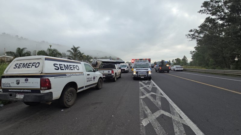 Dos muertos deja choque de autobús, en Michoacán  