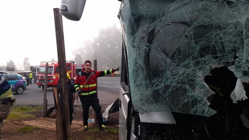 Dos muertos deja choque de autobús, en Michoacán  