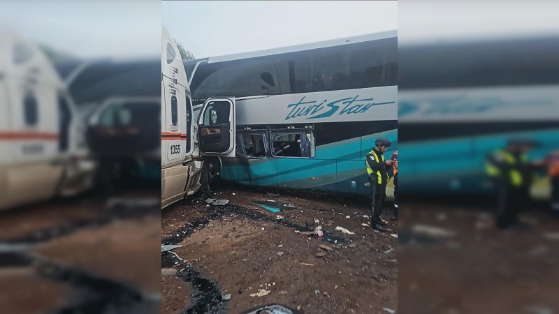 Dos muertos deja choque de autobús, en Michoacán  