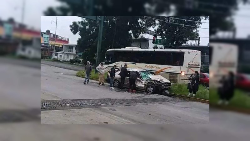 Uruapan: auto es impactado por camión; hay 3 heridos 