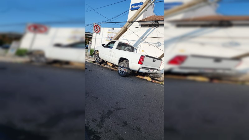 Conductor pierde control de su camioneta y se estrella contra poste 