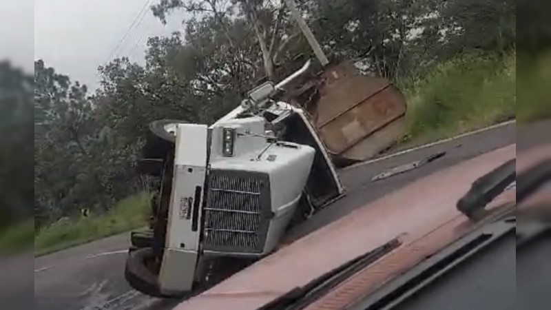 Pipa vuelca en la carretera Uruapan-Lombardía 