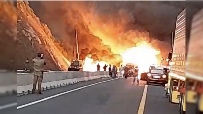 Arde tráiler, en la Siglo 21; provoca pánico 