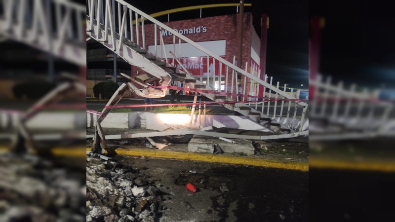 Conductor estrella camioneta contra puente y lo destroza 