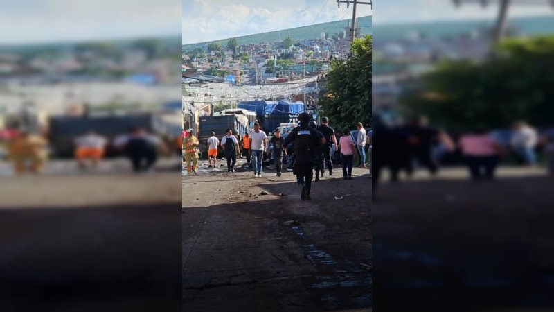 Camión embiste 13 autos y deja 2 muertos, en La Piedad  