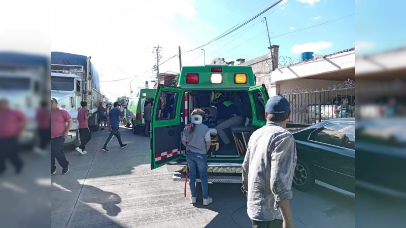 Camión embiste 13 autos y deja 2 muertos, en La Piedad  