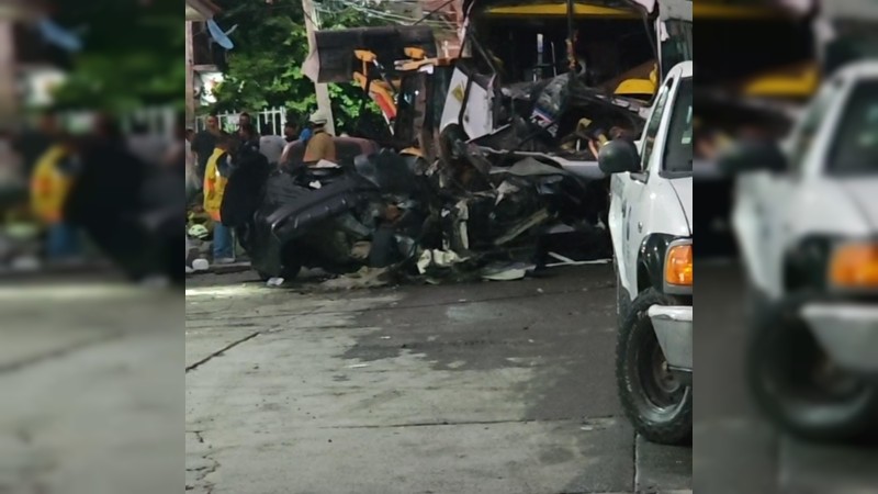 Camión embiste 13 autos y deja 2 muertos, en La Piedad  