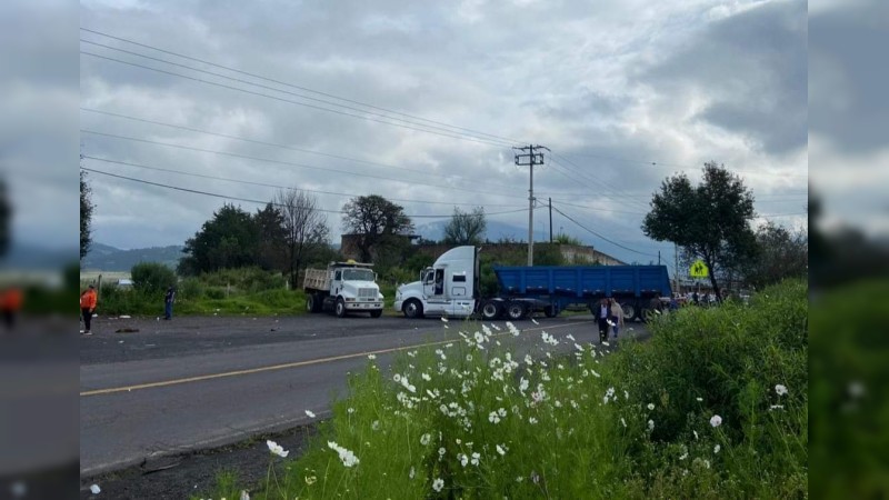 Con bloqueo carretero, exigen aparición de comunero, en Paracho