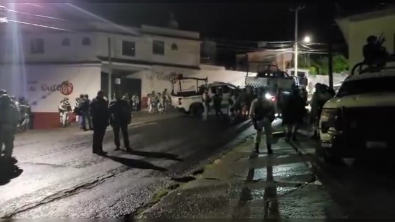 Aseguran bodega, en Erongarícuaro; hallaron armas y autos 