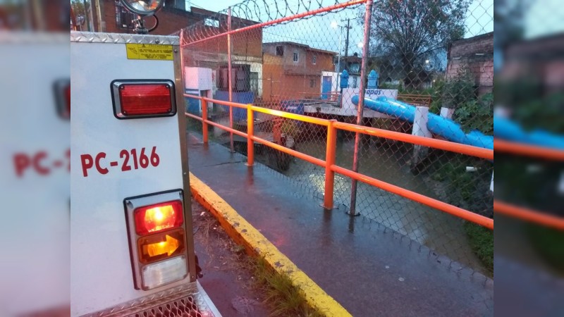 Policías rescatan a niño que cayó al Río Grande, en Morelia 