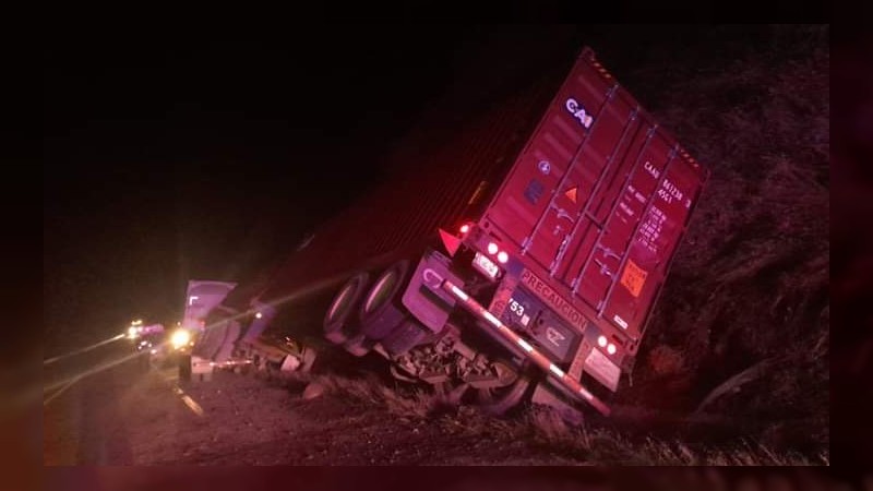 Se registran 2 choques de tráileres, en la autopista Siglo 21 